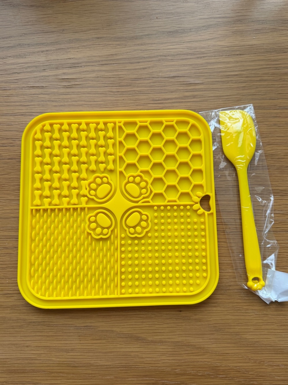 Yellow Silicone Pet Lick Mat with Spatula - Non-Slip Slow Feeder For Cat&Dog